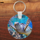 サンゴ礁の上を泳ぐグリーンウミガメ |ハワイ キーホルダー (正面)