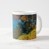 サンゴ礁の中の魚 ジャンボコーヒーマグカップ (正面右)