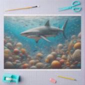 サンゴ礁の切り離しの上で泳ぐサメ 薄葉紙 (クラフト)