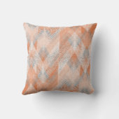 サンゴ、オレンジ、ベージュ、灰色のテクスチャジグザグ。  クッション (裏面)