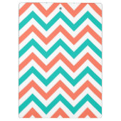 サンゴ、ティール（緑がかった色）、白い大きなシェブロンジグザグパターン クリップボード (裏面)