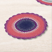 サンゴ、ナス、マゼンタ、青い万華鏡のように千変万化するパターン ペーパーコースター (アングル)