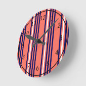 サンゴ、ネイビーブルー、ホワイト五ストライプ色パターン ラウンド壁時計 (傾斜)