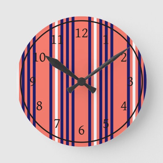 サンゴ、ネイビーブルー、ホワイト五ストライプ色パターン ラウンド壁時計 (正面)