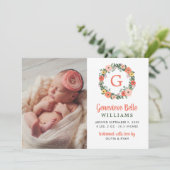 サンゴ フラワー モノグラム リース 赤ちゃん女の子 誕生写真 案内状 (スタンド正面)
