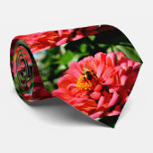 サンゴ《植物》百日草と（昆虫）マルハナバチ ネクタイ (ロール)