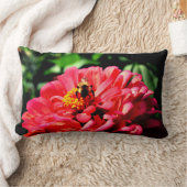 サンゴ《植物》百日草と（昆虫）マルハナバチ ランバークッション (ブランケット)