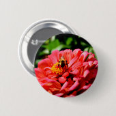 サンゴ《植物》百日草と(昆虫)マルハナバチ 缶バッジ (正面&裏面)