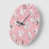 サンゴ、白とピンクの貝殻、ピンクの背景 ラージ壁時計 (傾斜)