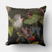 サンザシの茂みの上にルビーの冠を付けたキングレット松の鳥 クッション (正面)