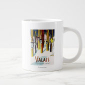 サンシャインの国-スキーが雪の中に立つ ジャンボコーヒーマグカップ (右)