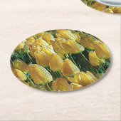 サンシャインイエローのチューリップ ラウンドペーパーコースター (アングル)