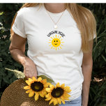 サンシャインインインサイドTシャツ Tシャツ<br><div class="desc">太陽の光を広げて、この力を与える、"太陽の光の内側" Tシャツ!一致するコレクションが利用可能!</div>