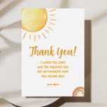 サンシャイン1st誕生日サンキューカード 招待状<br><div class="desc">こ祝この「Here the Sun Boho Sunshine Thank Thank You招待状来」で、あなたの小さな人が人生に持ち込んだ暖かさと喜び。 ボヘミアンの雰囲気とレトロな魅力を受け入れ表現て感謝しなさい。太陽のインスパイアデザインと色は鮮やか、あなたの赤ちゃんシャワーサンキューカードに幸せと遊び心の感覚をもたらす。クラシックのモダンテーマにひねりを加え、特別な日をより明るくしてくれるゲストに感謝の気持ちを伝えるのに最適なサンキューカード。</div>