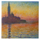 サンジョルジョ・マッジョーレDusk (by Claude Monet) タイル<br><div class="desc">このデザインはクロード・モネ絵画ー(1840-1926)の有名な印象派を特集している。それはサン・ジョルジョ・マッジョーレの修道院の島の一連のビューの一部を型枠する(ヴェネツィアの方言で、サン・ゾルジ・マソール):そのパラディアン教会はヴェネツィアの重要なランドマークである。モネ感じス・ヴェネツィアは「美し過ぎ絵を描て」の街だったが、ここで彼はエレガントに赤、オレンジ、黄色と青の様々な色合いのカラフルの夕日の美しいを捉えている。オリジナル絵画は1908年に完成し、現在ウェールズ国立博物館カーディフに収蔵されている。</div>