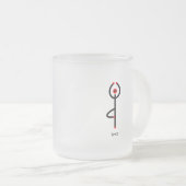 サンスクリットの文字でツリーのヨガポーズのスティック図。 フロストグラスマグカップ (正面右)