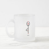 サンスクリットの文字でツリーのヨガポーズのスティック図。 フロストグラスマグカップ (左)