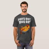 サンズアウトホットドッグバンズアウトソーセージおもしろいBBQフード Tシャツ (正面フル)