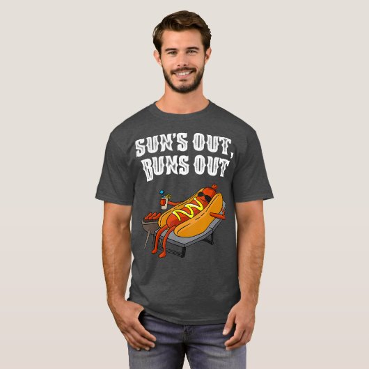 サンズアウトホットドッグバンズアウトソーセージおもしろいBBQフード Tシャツ (正面フル)