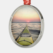 サンセットでのカヤックのクリスマスオーナメント メタルオーナメント (左)