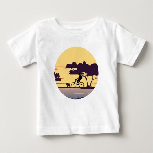 サンセットでサファリ自転車に乗る – サイクリストと象 ベビーTシャツ (正面)