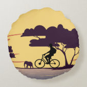 サンセットでサファリ自転車に乗る – サイクリストと象 ラウンドクッション (裏面)