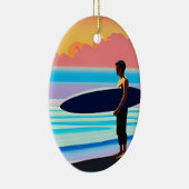 サンセットでサーファーがビーチに立つ セラミックオーナメント (右)