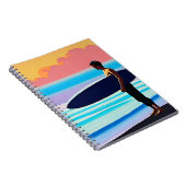 サンセットでサーファーがビーチに立つ ノートブック (右側)