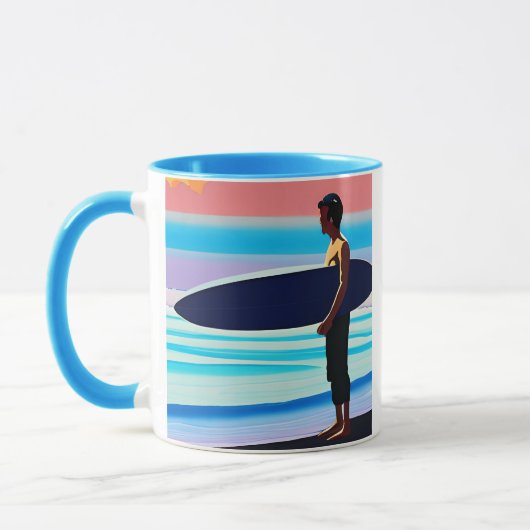 サンセットでサーファーがビーチに立つ マグカップ (左)