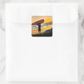 サンセットでサーフボードとビーチ上の男 スクエアシール (バッグ)