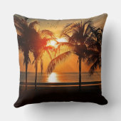 サンセットでビーチ、熱帯風景、ピルを投げる クッション (裏面)