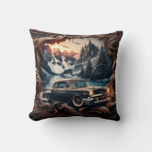 サンセットでマウンテンキャッスル近くのビンテージカー クッション (正面)