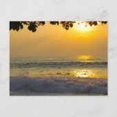 サンセットで太陽の光を反射するサーファー ポストカード (正面)