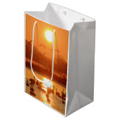 サンセットで湖に白鳥 ミディアムペーパーバッグ (正面アングル)