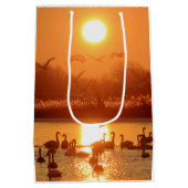 サンセットで湖に白鳥 ミディアムペーパーバッグ (裏面)