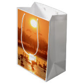 サンセットで湖に白鳥 ミディアムペーパーバッグ (裏面アングル)
