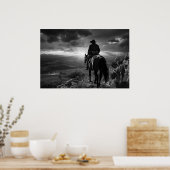 サンセットで馬に乗ったカウボーイB&W写真 ポスター (キッチン)