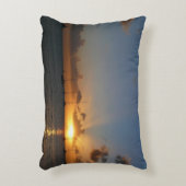 サンセットと帆船の熱帯風景写真 アクセントクッション (正面(垂直))