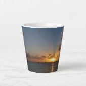 サンセットと帆船の熱帯風景写真 カフェラテマグ (正面)