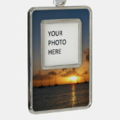 サンセットと帆船の熱帯風景写真 シルバープレートフレームオーナメント (右)
