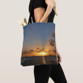 サンセットと帆船の熱帯風景写真 トートバッグ (クローズアップ)