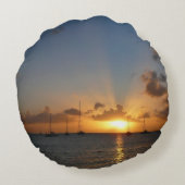 サンセットと帆船の熱帯風景写真 ラウンドクッション (裏面)