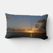 サンセットと帆船の熱帯風景写真 ランバークッション (裏面)