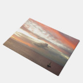 サンセットに帆船ビューティフルピンクシースケープ ドアマット (アングル)