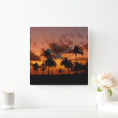 サンセットのヤシの木 – 赤 スクエア壁時計 (ホーム)