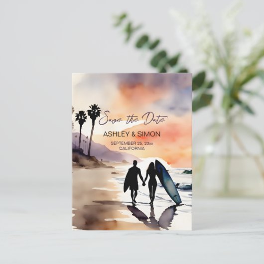 サンセットの水の色でサーファーのカップル日付を保存 ポストカード (スタンド正面)