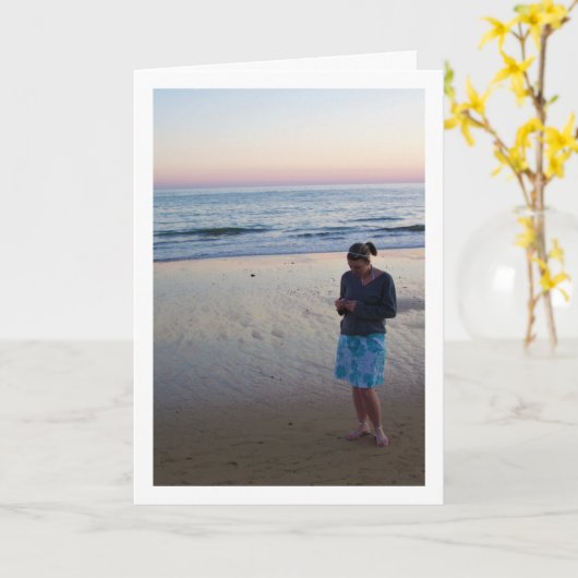 サンセットの浜辺の少女 カード (黄色い花)