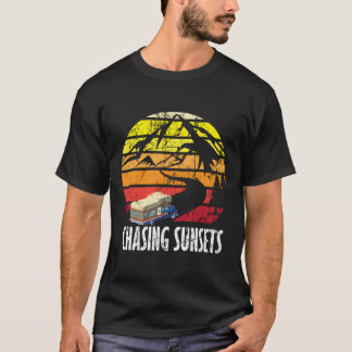 サンセットを追いかけるRvキャンピングランビングキャンパー旅行 Tシャツ