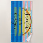 サンセットイエローピンクブルーウォーター色のストライプ ビーチタオル (正面)