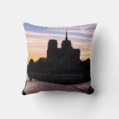 サンセットオンノートルダムドパリ – パリ,フランス クッション (裏面)